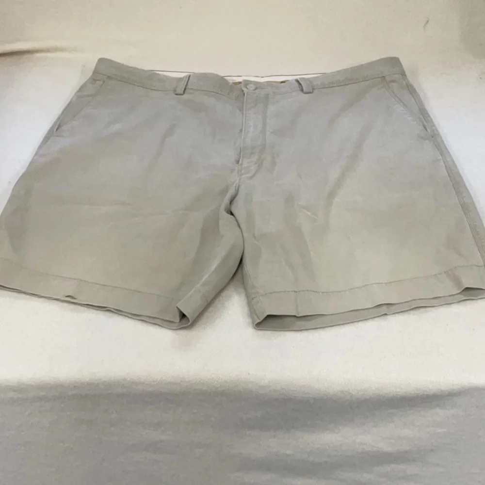EUC Mens Tommy Bahama khaki shorts